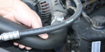 Widok na przewody układu chłodzenia w samochodzie